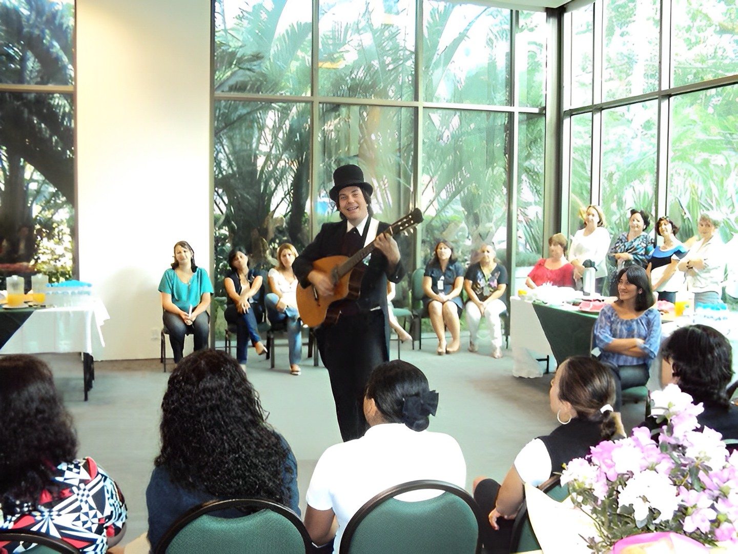 Vivemos a era da tecnologia. Inteligência artificial, marketing digital, eventos imersivos, experiências em realidade aumentada... Tudo é inovação. Tudo é velocidade. Mas existe um detalhe essencial que muitas vezes passa despercebido nesse mundo conectado: a alma humana continua a mesma. Em meio a tanta modernidade, cresce uma tendência silenciosa, porém poderosa: o resgate do afeto, da presença e das experiências personalizadas. É exatamente nesse cenário que a serenata, uma arte centenária, ressurge como diferencial nos eventos corporativos, sociais e experiências de marca.